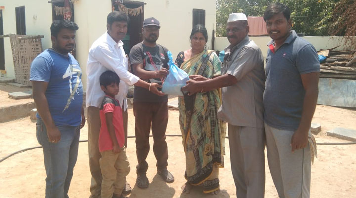 నాయీబ్రాహ్మనులకు నిత్యావసరాల పంపిణీ నాయీబ్రాహ్మనులకు నిత్యావసరాల పంపిణీ- news10.app