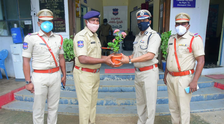 పర్వతగిరి పోలీస్ స్టేషన్ ను సందర్శించిన పోలీస్ కమిషనర్ పర్వతగిరి పోలీస్ స్టేషన్ ను సందర్శించిన పోలీస్ కమిషనర్- news10.app