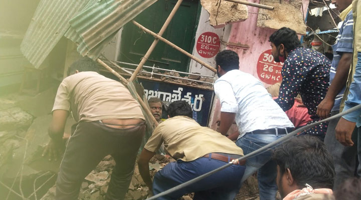 కూలిన పురాతన భవనం కూలిన పురాతన భవనం- news10.app