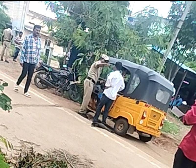 అధికారులదే వసూళ్ల దందా...? అధికారులదే వసూళ్ల దందా...?- news10.app