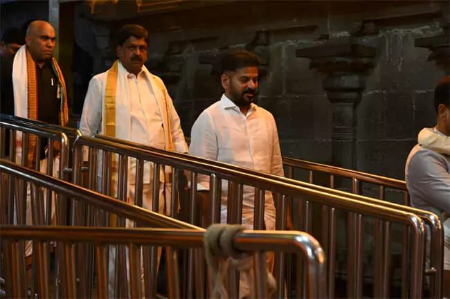 శ్రీవారిని దర్శించుకున్న సీఎం దంపతులు శ్రీవారిని దర్శించుకున్న సీఎం దంపతులు- news10.app