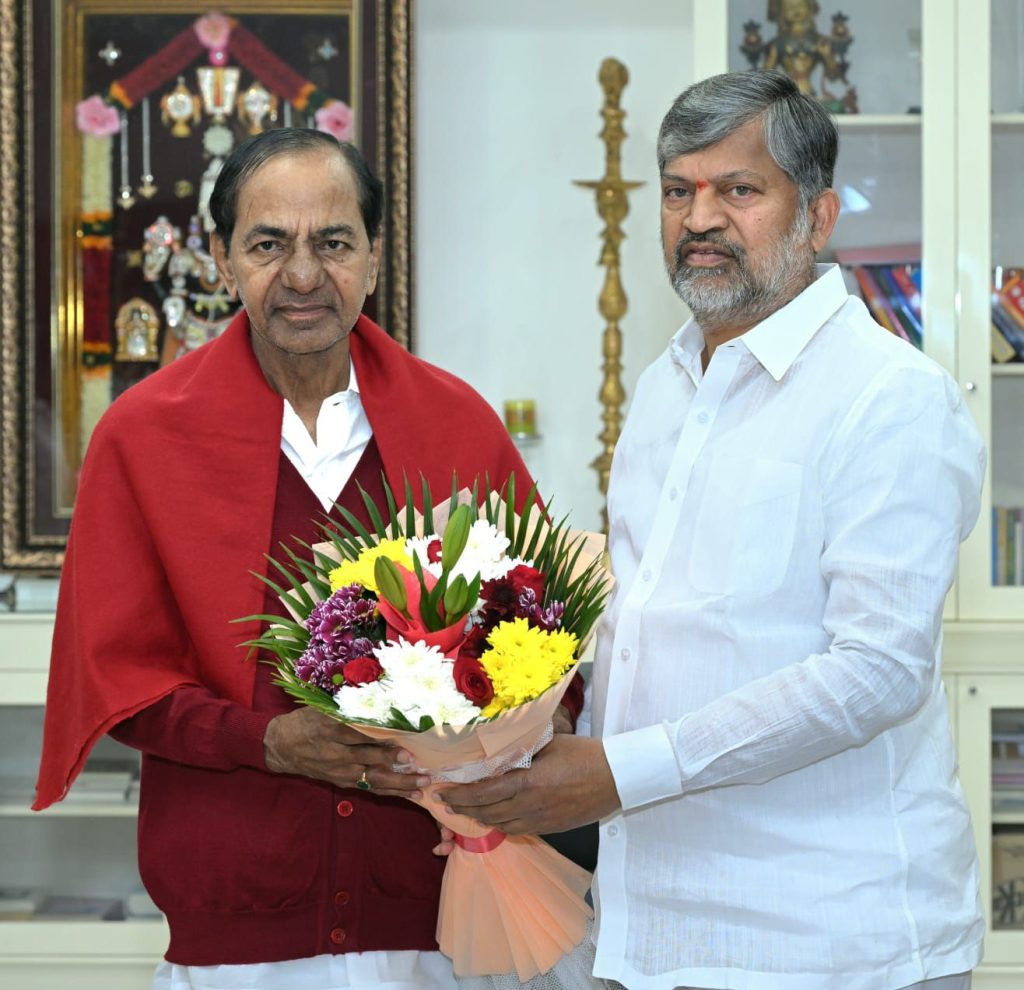 కేసీఆర్ ను కలిసిన హరీష్ రావు కేసీఆర్ ను కలిసిన హరీష్ రావు- news10.app