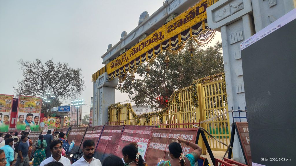 అమ్మ గేటుకు అడ్డుగా కంచెలా...? అమ్మ గేటుకు అడ్డుగా కంచెలా...?- news10.app