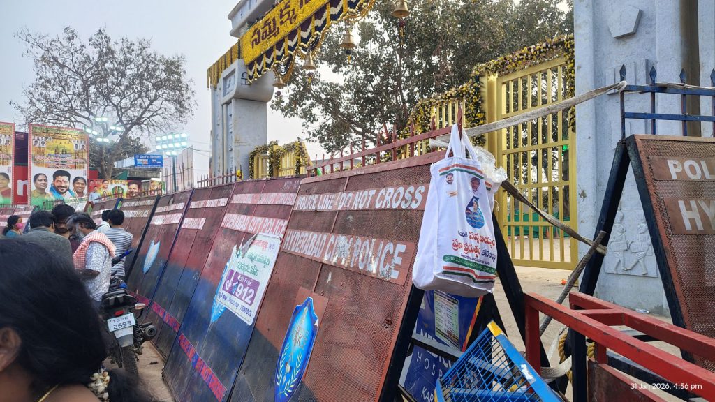 అమ్మ గేటుకు అడ్డుగా కంచెలా...? అమ్మ గేటుకు అడ్డుగా కంచెలా...?- news10.app