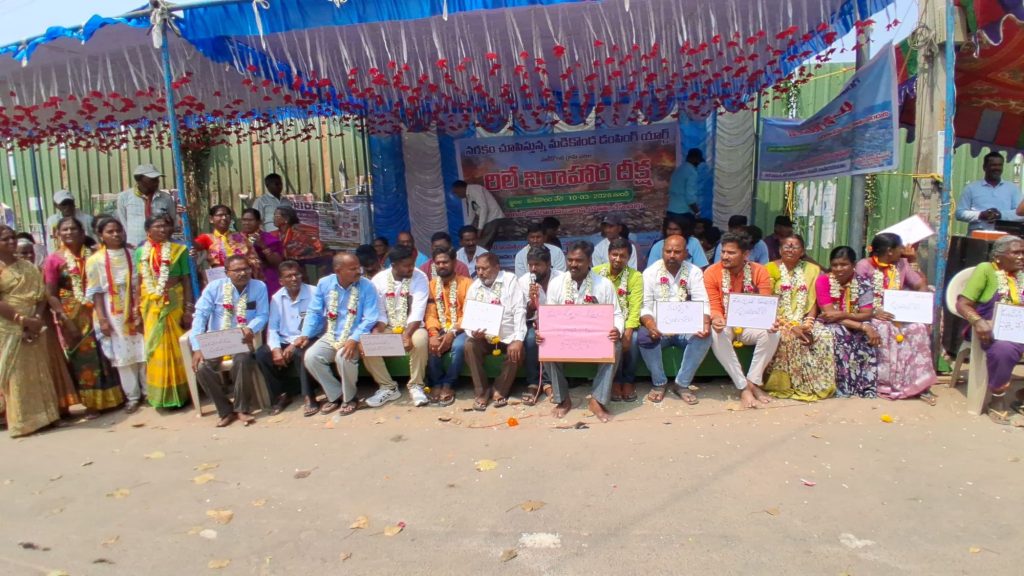 మడికొండ లో టెన్షన్... ఒంటిపై డీజిల్ పోసుకున్న యువకుడు మడికొండ లో టెన్షన్... ఒంటిపై డీజిల్ పోసుకున్న యువకుడు- news10.app