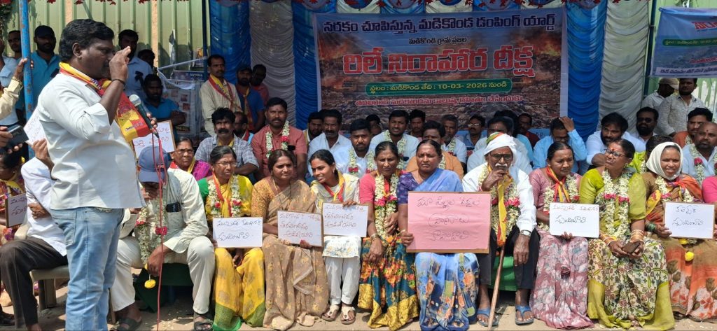 మడికొండ లో టెన్షన్... ఒంటిపై డీజిల్ పోసుకున్న యువకుడు మడికొండ లో టెన్షన్... ఒంటిపై డీజిల్ పోసుకున్న యువకుడు- news10.app