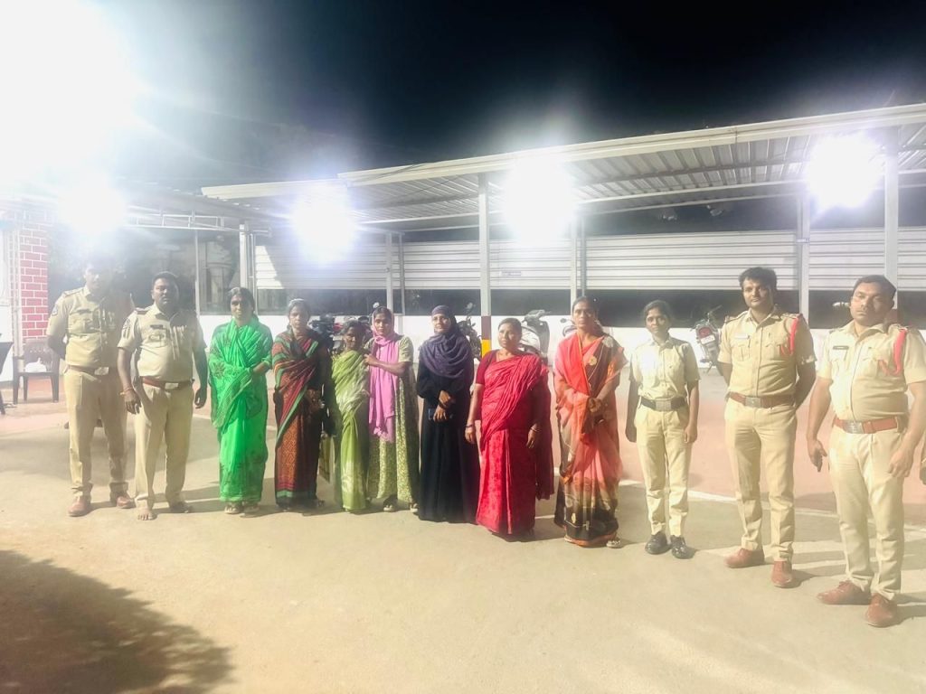 పోలీసుల అదుపులో ఆశ వర్కర్లు పోలీసుల అదుపులో ఆశ వర్కర్లు- news10.app