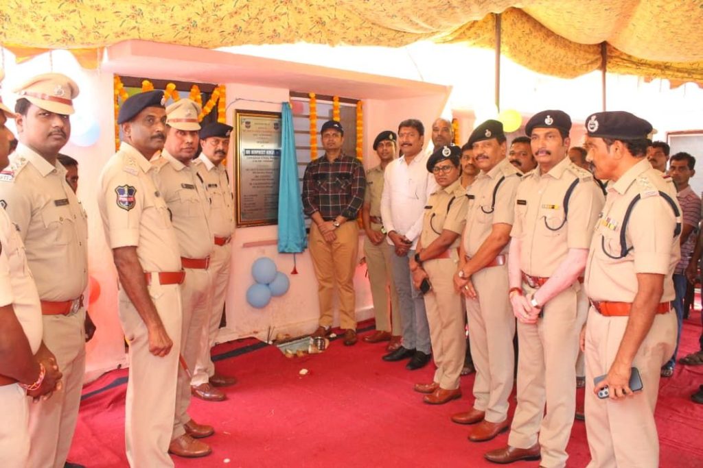 వరంగల్ పోలీస్ రేంజ్ కార్యాలయ నూతన భవనంను ప్రారంభించిన సీపీ వరంగల్ పోలీస్ రేంజ్ కార్యాలయ నూతన భవనంను ప్రారంభించిన సీపీ- news10.app