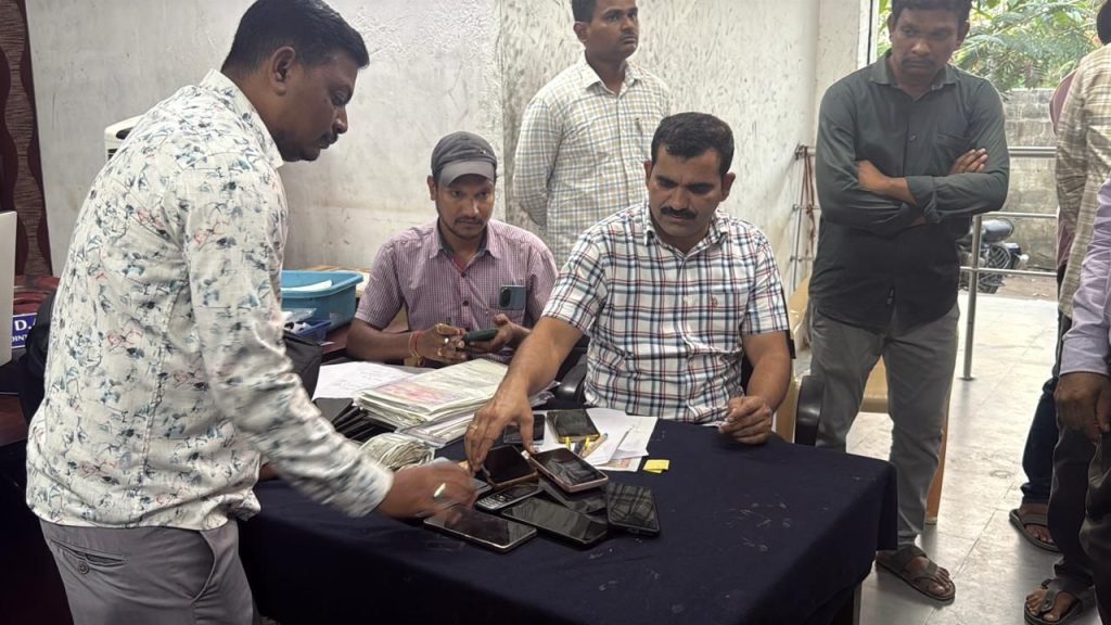 రూ. 42 లక్షల డిజిటల్ లంచాల గుట్టు రట్టు! రూ. 42 లక్షల డిజిటల్ లంచాల గుట్టు రట్టు!- news10.app
