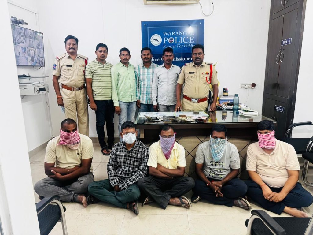 మడికొండ శివారులో పేకాట స్థావరంపై పోలీసుల దాడి మడికొండ శివారులో పేకాట స్థావరంపై పోలీసుల దాడి- news10.app